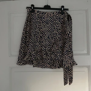 Kjol med knytband i sidan - Kjol från Nelly i oanvänt skick. Storlek 36 / S Skickar mer bilder om de efterfrågas Fraktkostnad tillkommer 💕