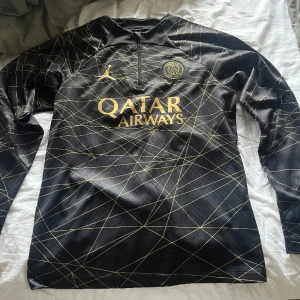 Paris Saint Germain tröja  - Säljer nu min Psg tröja eftersom den har blivit för liten. Skick 10/10 och använd fåtal gånger, hör av er vid frågor. 