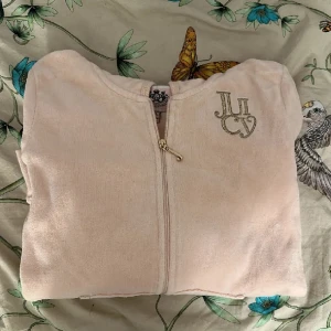 Ljusrosa Juicy Couture kofta - Ljusrosa Juicy Couture kofta i barnstolen XL 12/14 - passar XS. I jättefint skick!