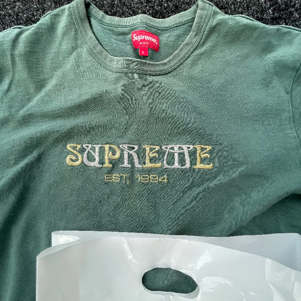 Super fin Supreme t shirt, ny pris ca 2000kr, mitt pris 599kr, köpt på riktiga Supreme butiken i London, strl L, passar M. T-shirts.
