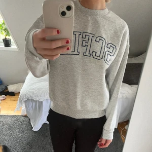 Sweatshirt  - Säljer denna gråa sweatshirt från Gina då jag tyvärr inte använder den längre☺️