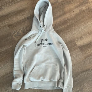 Peak performance hoodie - Detta är en beige peak performance hoodie som passar både tjejer och killar