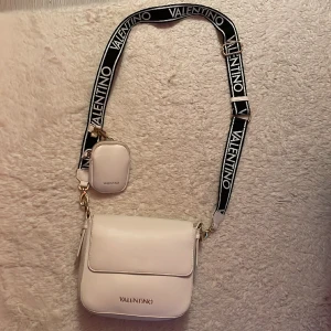 Valentino axelremsväska  - Knappt använt den. Äkta. Finns några svarta märken som knappt syns. Köpt för 1,3 