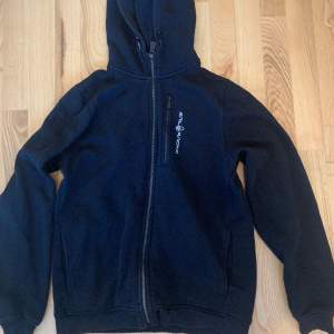 Säljer min sail racing hoodie eftersom den int ekonomer till användning 8/10 skick Stl 170