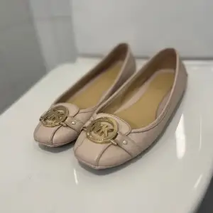 Michael kors ballerina skor i bra skick använda några ggr bara, köpta för 1300.