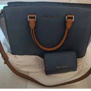 Tvåtonad Michael Kors - Stor väska från Michael Kors. Köpt på mall of Scandinavia. Aldrig använd, förvarats i originaltygpåse. Tvåtonad läder. Tillsammans med tillhörande plånbok 1800:-. Pris kan diskuteras. 