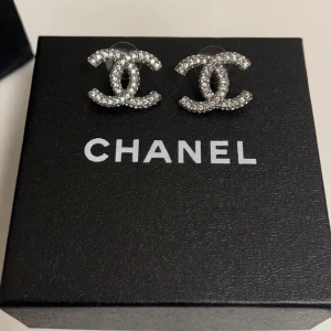 Chanel örhängen  - Säljer nu mina chanel örhängen. Använda några få gånger så som nya! Silvriga i den stora modellen! Skriv till mig vid frågor! Självklart äkta💞