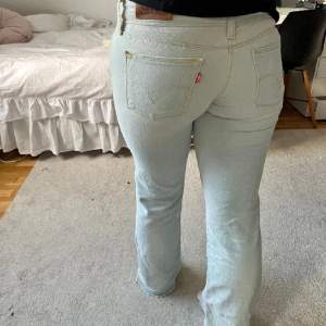 Jeans från Levis i storlek S. Hör av er vid frågor! (Lånade bilder)