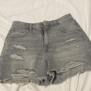 Shorts  - Fina shorts men dom passar inte mig dom är använda 1-2 gånger dom är köpta för 300 och jag säljer dom för 150 dom är ganska låg missade  kontakta mig för fler bilder eller frågor priset kan diskuteras 