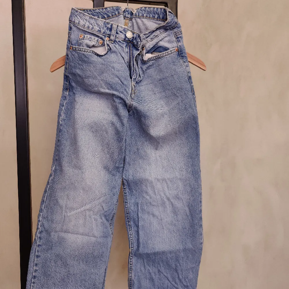 Fina ljusblåa high waisted jeans i god skick.. Jeans & Byxor.