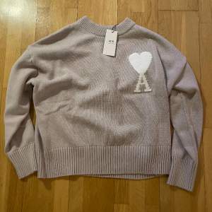 Tja, säljer denna stickade AMI tröjan. Den är storlek m, men passar storlek s och har en boxy fit (lite överdrivet)😁 Skick: 9,5/10, den är sparsamt använd. Tags följer med! Hör av er vid frågor!🙌