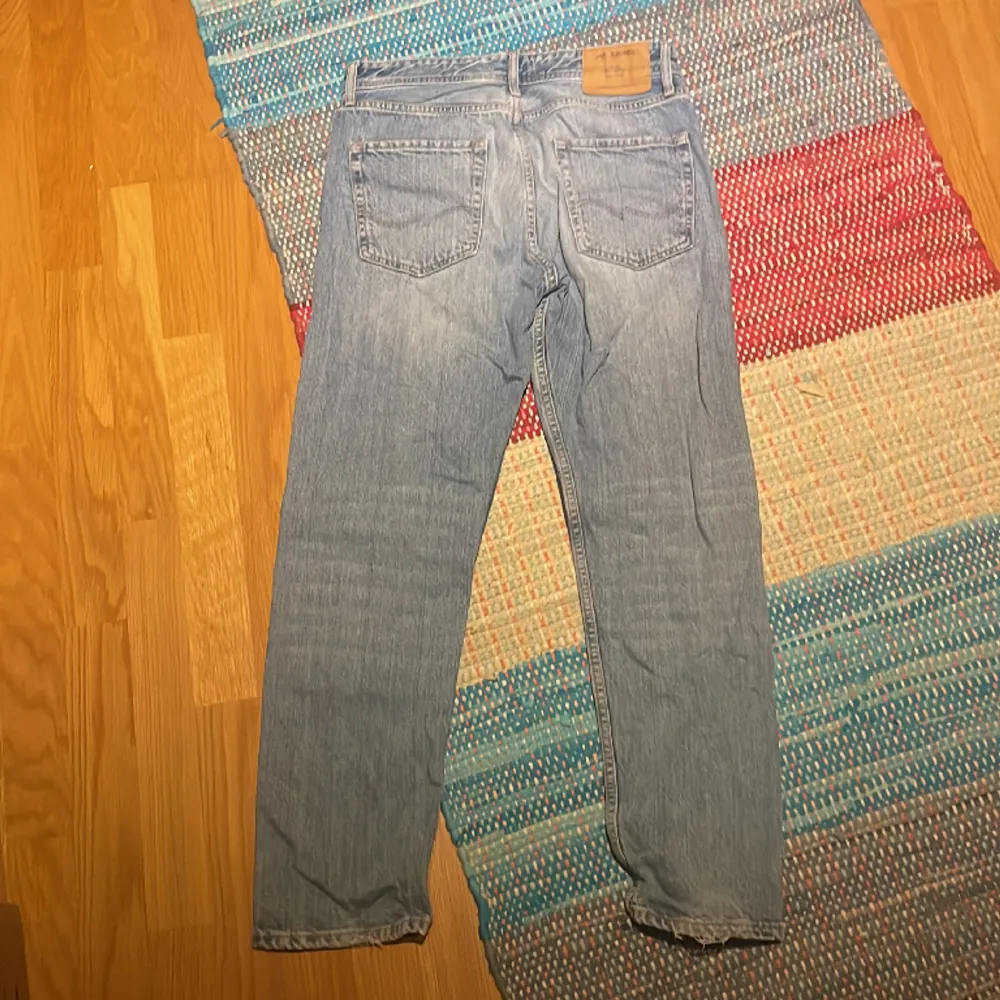 Jeans från Jack & Jones. Sitter slim/loose och är i storleken 30/30. Jeans & Byxor.