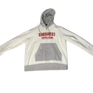 Dsquared Hoodie - Använd 1 gång då det inte riktigt var min stil. Väldigt skön och värmande.  Nypris 5000kr