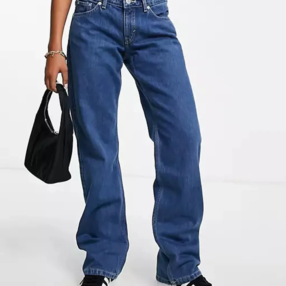 Säljer mina arrow jeans från Weekday då dem inte kommer till användning längre!❤️❤️Jag hittar inte den exakta färgen men de är mest lika bilden jag lagt in här i färgen!❤️❤️. Jeans & Byxor.