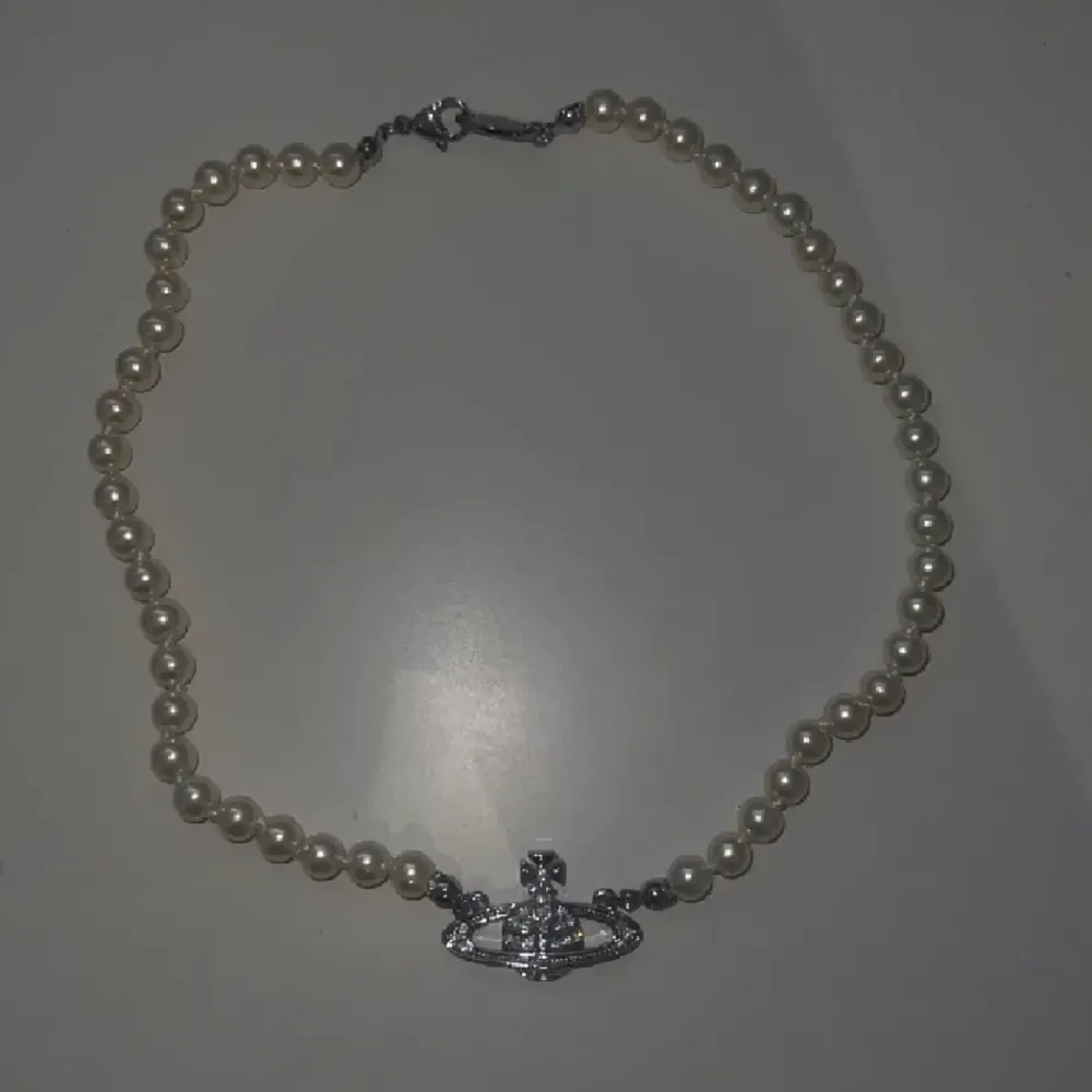 Tjena, säljer en Vivienne Westwood pearl necklace. Nypris på halsbandet ligger på cirka 3000kr, jag säljer för 750kr. Har du några frågor så får du gärna ställa dom så svarar jag ASAP!  Kvitto finns! . Accessoarer.