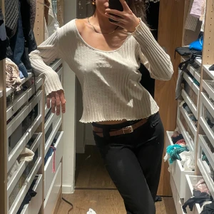 Beige vintage tröja  - Super snygg beige vintage tröja. Sitter lite löst på mig som är en xs/s, men älskar oversize fitten den ger, ser så snygg och chic ut på❤️❤️