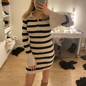 Stickad klänning - Jätteskön stickad klänning från Lindex. Använd cirka en gång så den är i väldigt bra skick!🩷