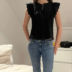 Svart topp mango  - Säljer nu denna superfina topp från mango!!💗💗Är i storlek s💕