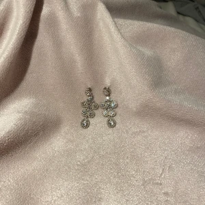 Silver örhängen  - Silver örhängen som köptes till en skolbal. Har använts en gång. Köptes originellt för 500kr 