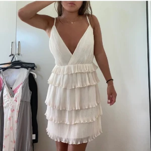 Studentklänning  - Jättefin studentklänning, den är köpt här på Plick till min student förra året men då den inte kom till användning så säljer jag den vidare!☺️