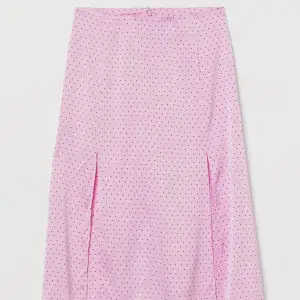 Söt rosa kjol som är vadlång. Perfekt kjol till sommaren. Säljer kjolen för att jag ej använder den något mer.