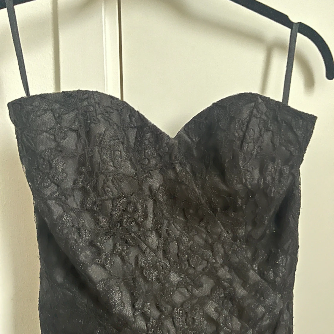 Svart blommig cocktailklänning - 91