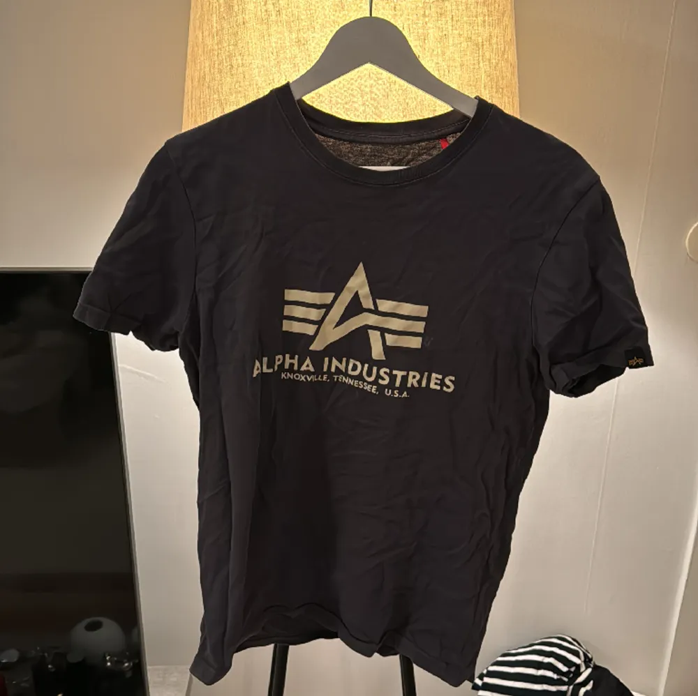 T-shirt från Alpha Industries. Storlek S. True to size. Inga skador eller fläckar!. T-shirts.
