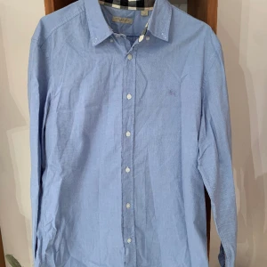Burberry  - Burberry skjorta  Storlek L  Skick 9/10 felfri  Pris 999kr 