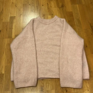 Oversized ljusrosa stickad tröja  - Jättesöt men kom inte till användning då den inte riktigt passade mig. Det är storlek S men den är rätt stor så passar även M och kanske L. Märket är Arket men är köpt på H&M 