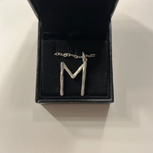 Maria Nilsdotter halsband  - Säljer mitt jättefina Maria Nilsdotter halsband ! Jag säljer det för jag har blivit guld men det är i jättebra skick och har använts några fåtal gånger! 
