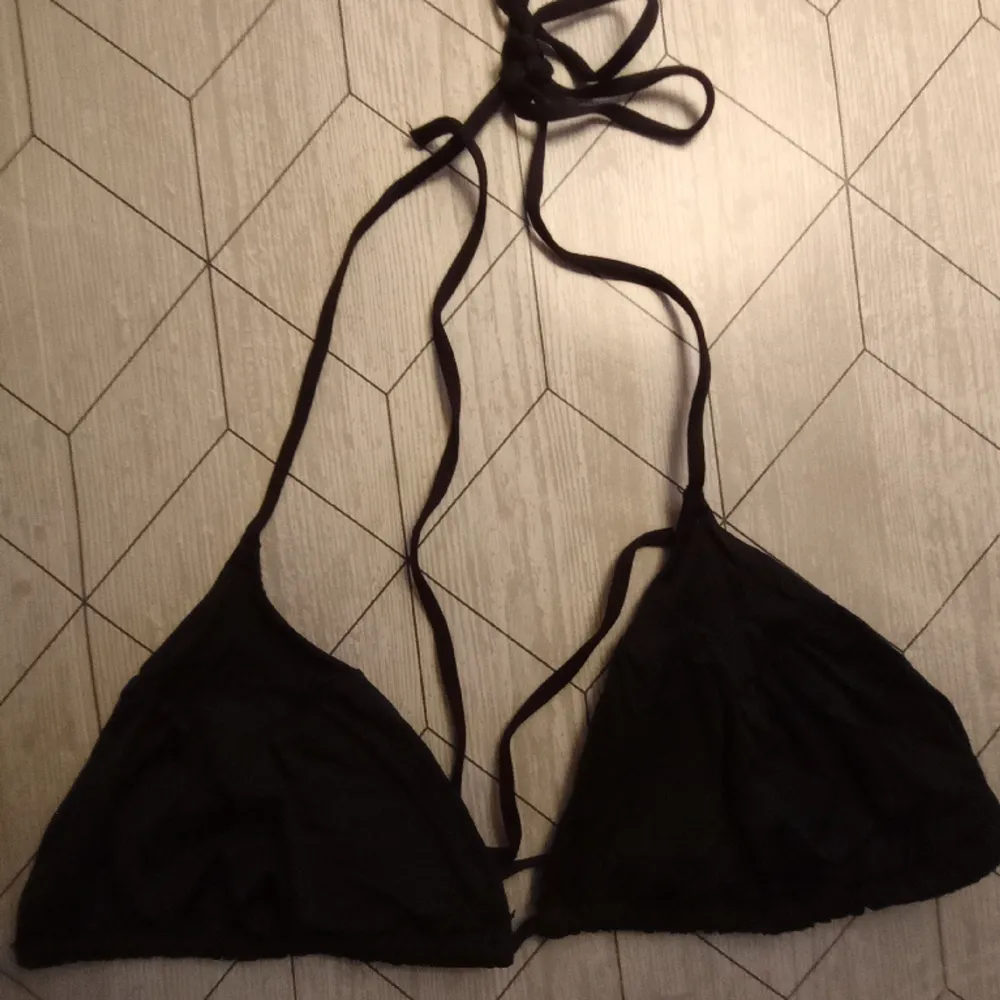 Säljer denna svarta bikini överdelen. Det står inte vilken storlek det är, men jag skulle gissa på att den är i storlek xs/s, då den passar mig som har den storleken. Köparen står för frakten! . Toppar.