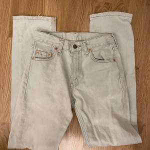 Ljus blåa Levis, mid waist raka jeans 