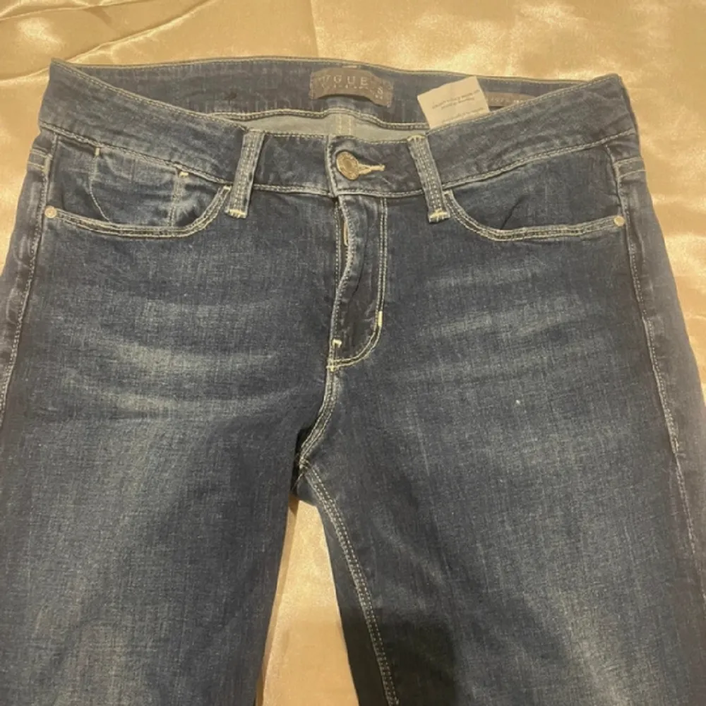 Säljer dessa Lågmidjade guess jeans, har inga bilder på tyvärr 🩷 väldigt stretchigt material, pris går alltid o diskutera 🩷 midjemått 32 cm innebenlängd 74 cm . Jeans & Byxor.