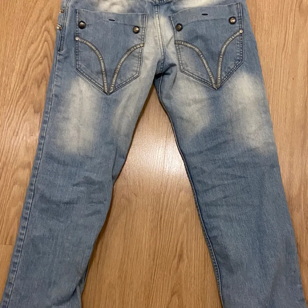 Ett par as feta dolce gabanna jeans jag köpte för 3 år sedan. Säljer pga att bakplåten har spruckit i mitten och att de är för korta för mig.  Det står att måtten är 31x34 men  de sitter som 30x28!🔥 Hör av er om det är nåt ni undrar!💯. Jeans & Byxor.
