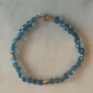 Armband/fotlänk handgjord  - Blåa naturStenar. Kan användas som armband eller fotlänk ca 16-17 cm. Helt ny. Handgjord 