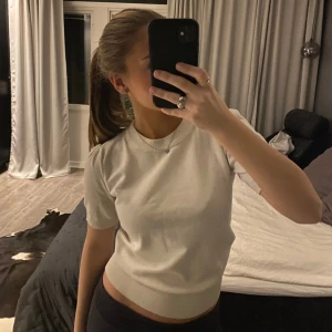 Saint tropez stickad T-shirt  - Super nice vit stickad T-shirt i storlek xs! Använder helst bara instabox! Köp nu!🩷🩷 Oseriösa köpare gillar jag inte!!