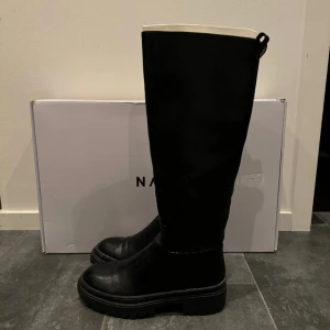 Svarta boots från NA-KD - Svarta skinnboots från NA-KD Aldrig använda, orginalförpackning kvar Passar 40-41