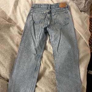 Ett par Low Arrow jeans från weekday i stl. W 24 L 32. Jätte bra skick och skit snygga. Säljer för att de är för små för mig🩷