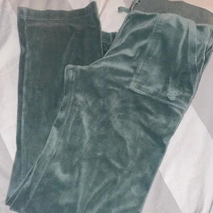 Juciy couture - Dem har tyvärr tappat färg längst ner vid sömmen, annars bra chick.   