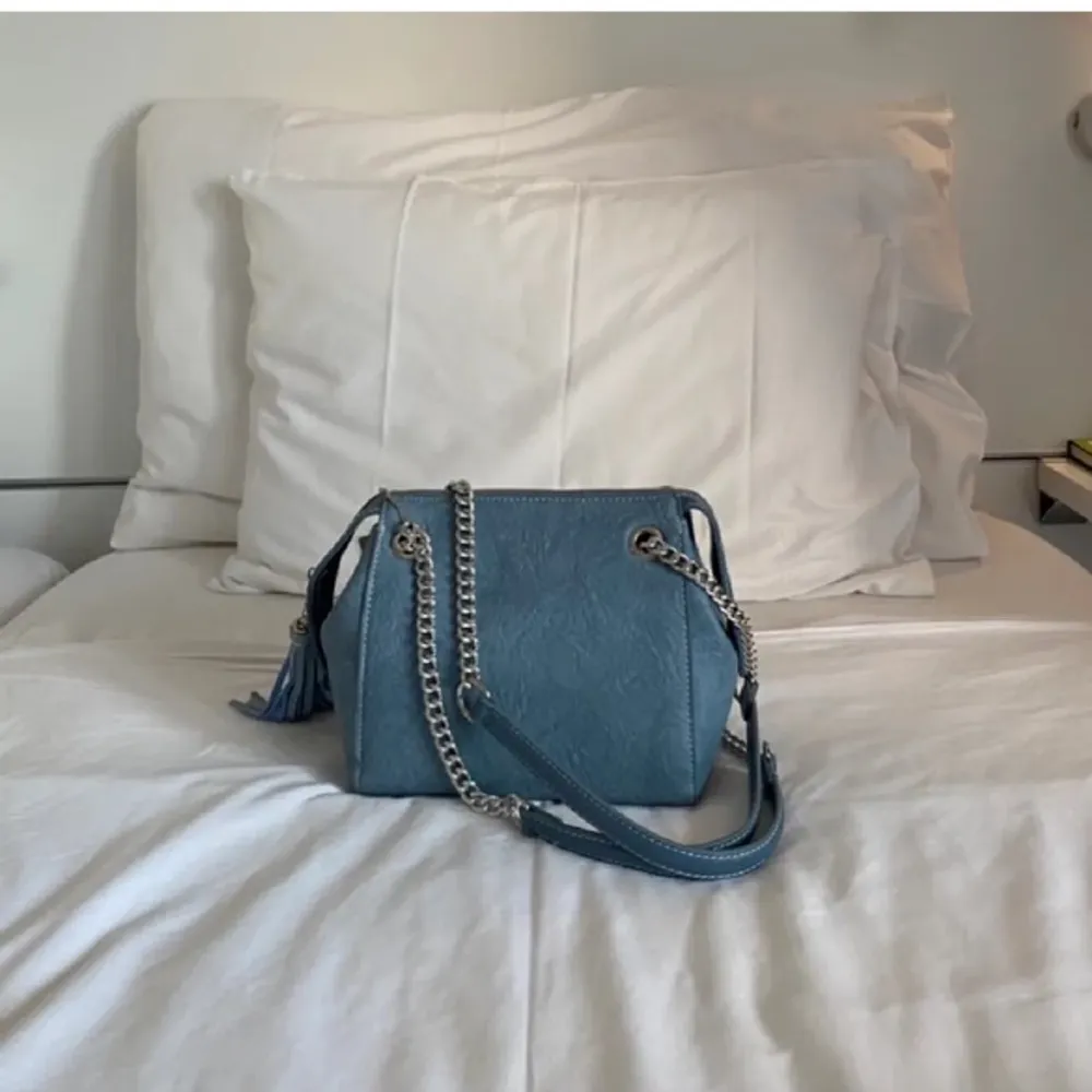 Söt ljusblå handväska i fint skick! (Tasseln följer inte med) 💓💓. Väskor.