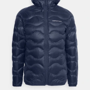 Peak Peformance dunjacka  - En peak performance dunjacka i marinblå förg. storlek 150.  Funkar även som en Xs. Pris kan diskuteras!  UTAN LUVA