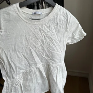 T-shirt  - T-shirt från Zara. Nytvättad därför skrynklig. Är storlek M men jag bär vanligtvis S.