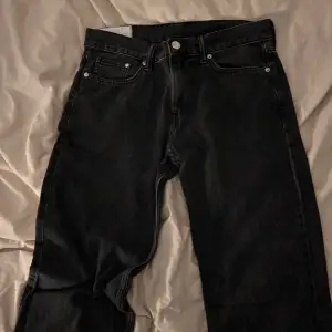 Jätte fina svarta jeans för herr i storlek 32/32  Knappt använda