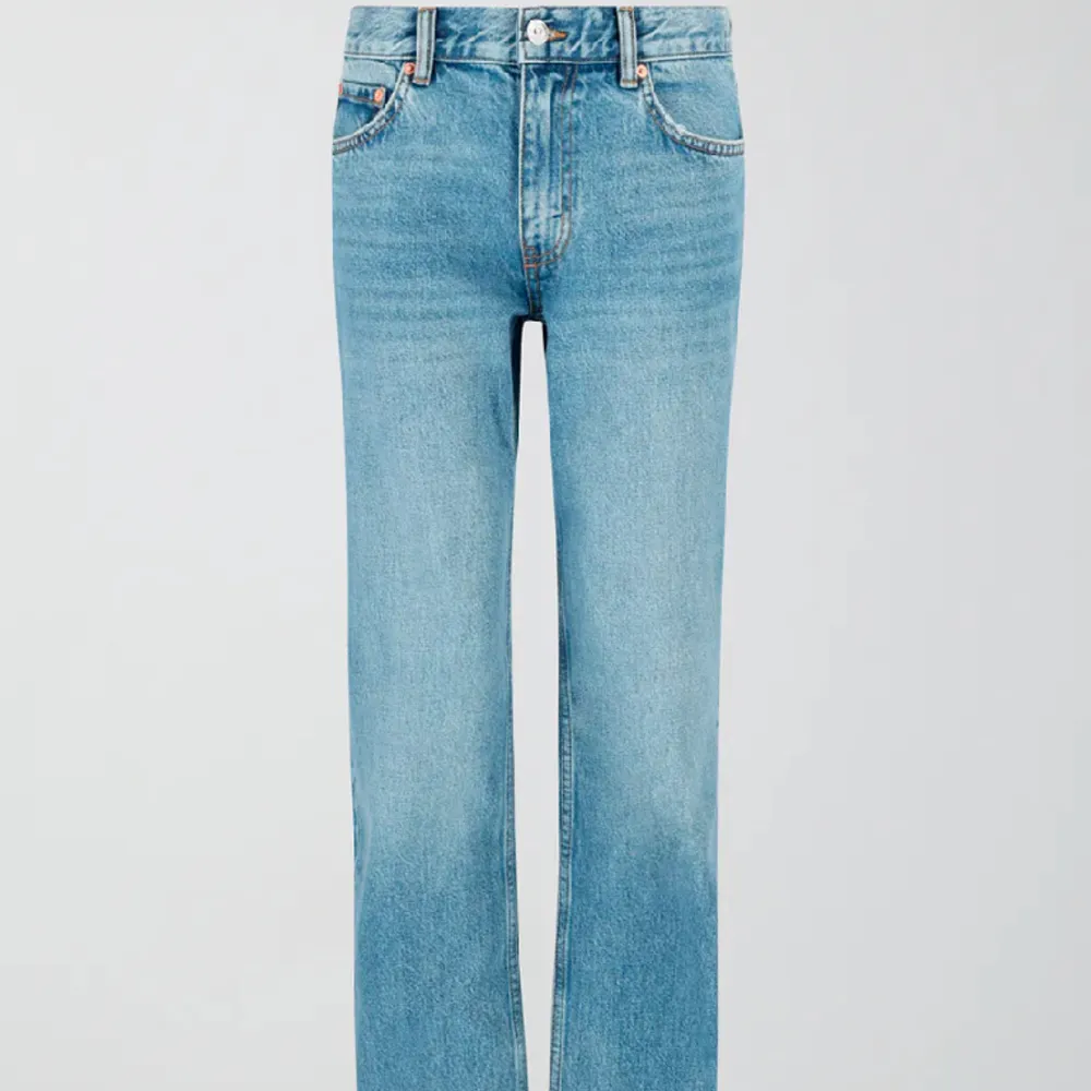Säljer dessa low waist jeans från Gina Tricot. Är i helt ny skick, har använt dessa ett par gånger men ser helt nya ut. Pris kan diskuteras. 😊. Jeans & Byxor.