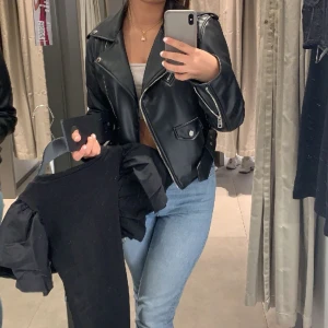 Zara skinnjacka - Jättefin zara skinnjacka, bra skick, köpte 2022. Har använt fåtal gånger, köpte den för 499kr❤️