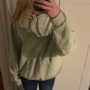 Hoodie - Ljusgrön hoodie. Med litet tryck där det står ”art and nature”.