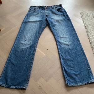 Blå Lee jeans med snygg wash. Storlek 34/34 Skriv gärna vid intresse! Även Levis jeans