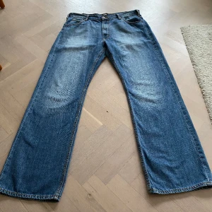 Lee Jeans och Levis jeans - Blå Lee jeans med snygg wash. Storlek 34/34 Skriv gärna vid intresse! Även Levis jeans