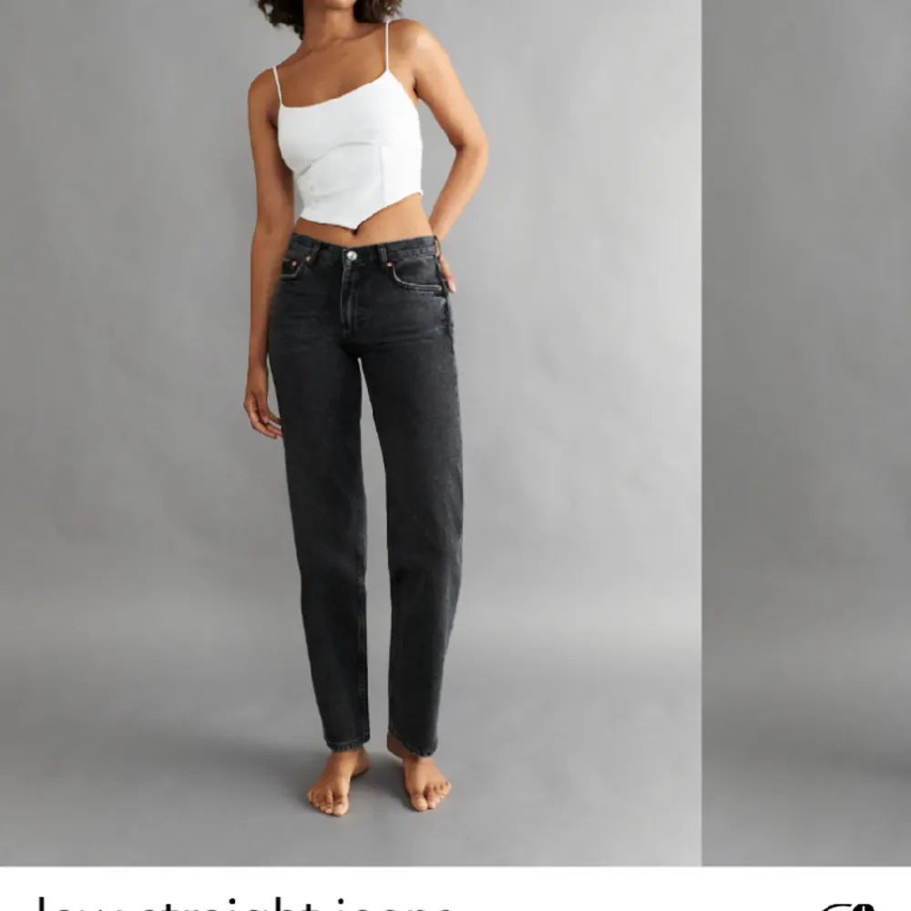 Jättefina lågmidjade jeans i modellen straight från Gina Tricot, jeansen är i modellen petite. Bra skick förutom lite slitet längst ner på jeansen och vid fickorna men det märks inte. Nypris 499💞. Jeans & Byxor.