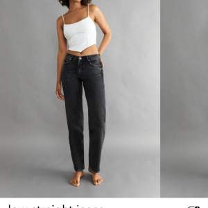Jättefina lågmidjade jeans i modellen straight från Gina Tricot, jeansen är i modellen petite. Bra skick förutom lite slitet längst ner på jeansen och vid fickorna men det märks inte. Nypris 499💞